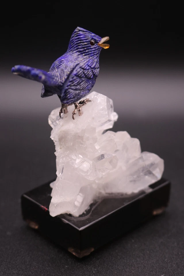 Pinzón de lapislázuli tallado a mano Peter Muller sobre base de cuarzo 3" Foto 3 de 4