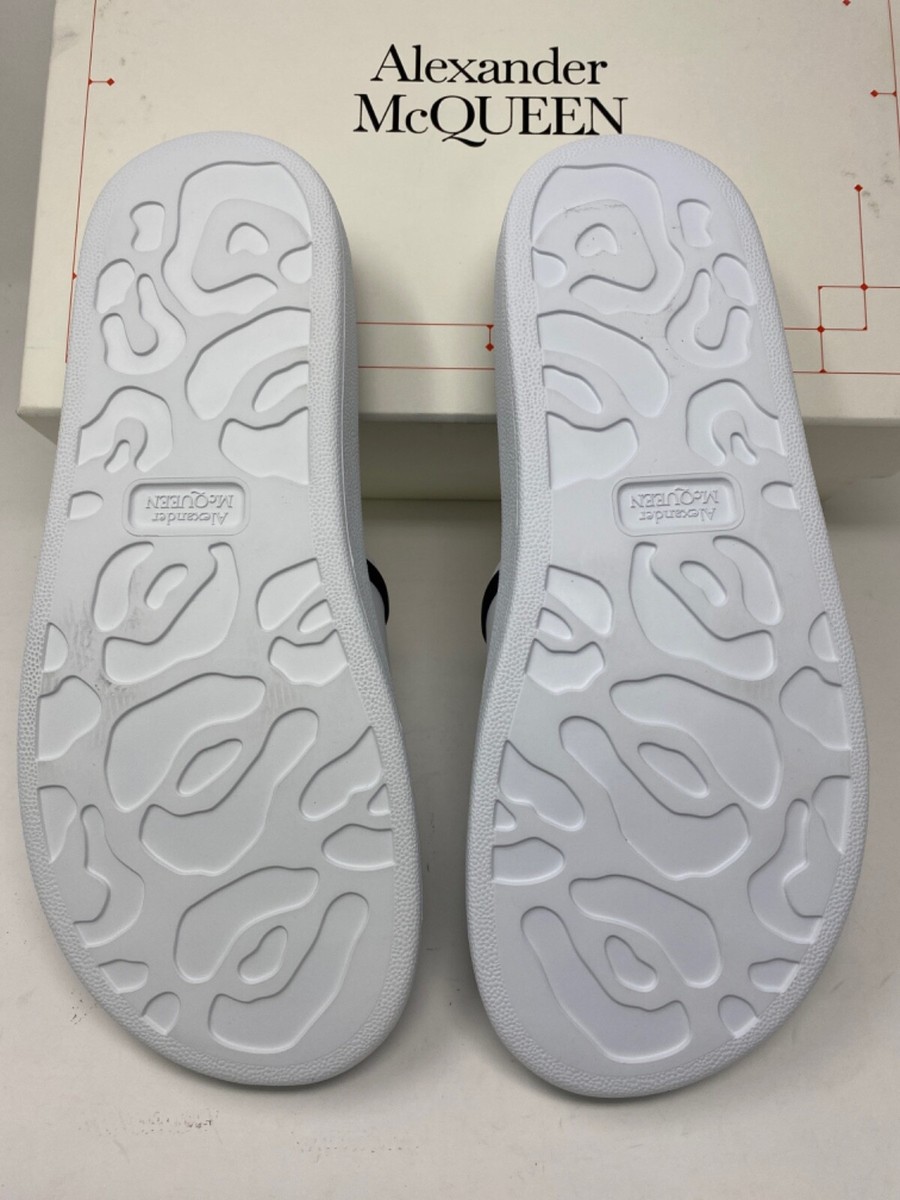 サンダル ALEXANDER MCQUEEN White Rubber Slippers Rubber slides in white - Mc Queen | Mytheresa