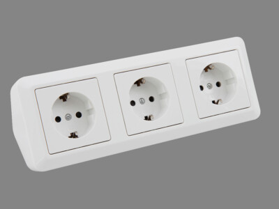 ➡️ 3-fach Steckdose 45° gewinkelt 230V~/3600W Tischsteckdose Ecksteckdose weiss