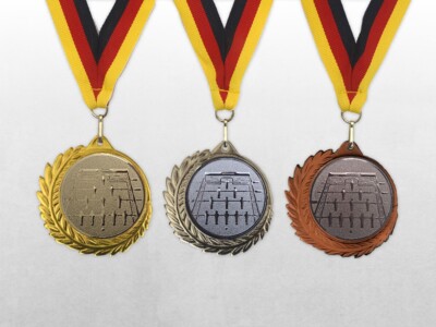 3er GROSSE TISCHKICKER Medaillen MONACO 70mm / mit Band & Emblem Medaillen Set