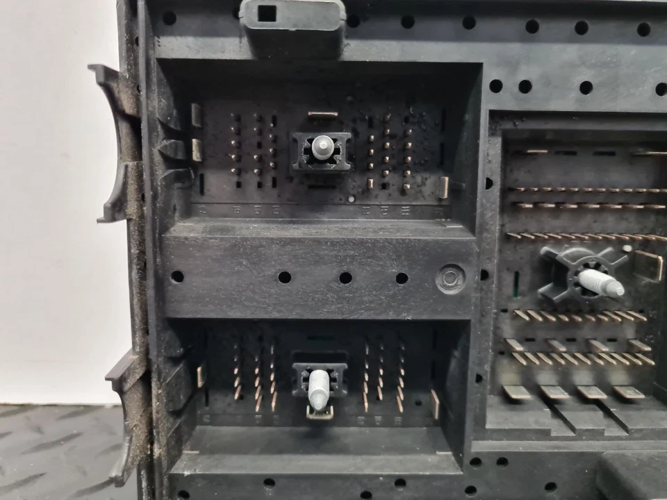 VAUXHALL CORSA MK4 (E) (4500) 2015 1.0 PETROL UNDER BONNET FUSE BOX 13430533AA - Image 3 of 4