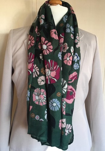 PARFOIS FLORAL GREEN SCARF /PASHMINA /SHAWL~ 100% POLYESTER ~ 52 INS SQUARE - Picture 5 of 10