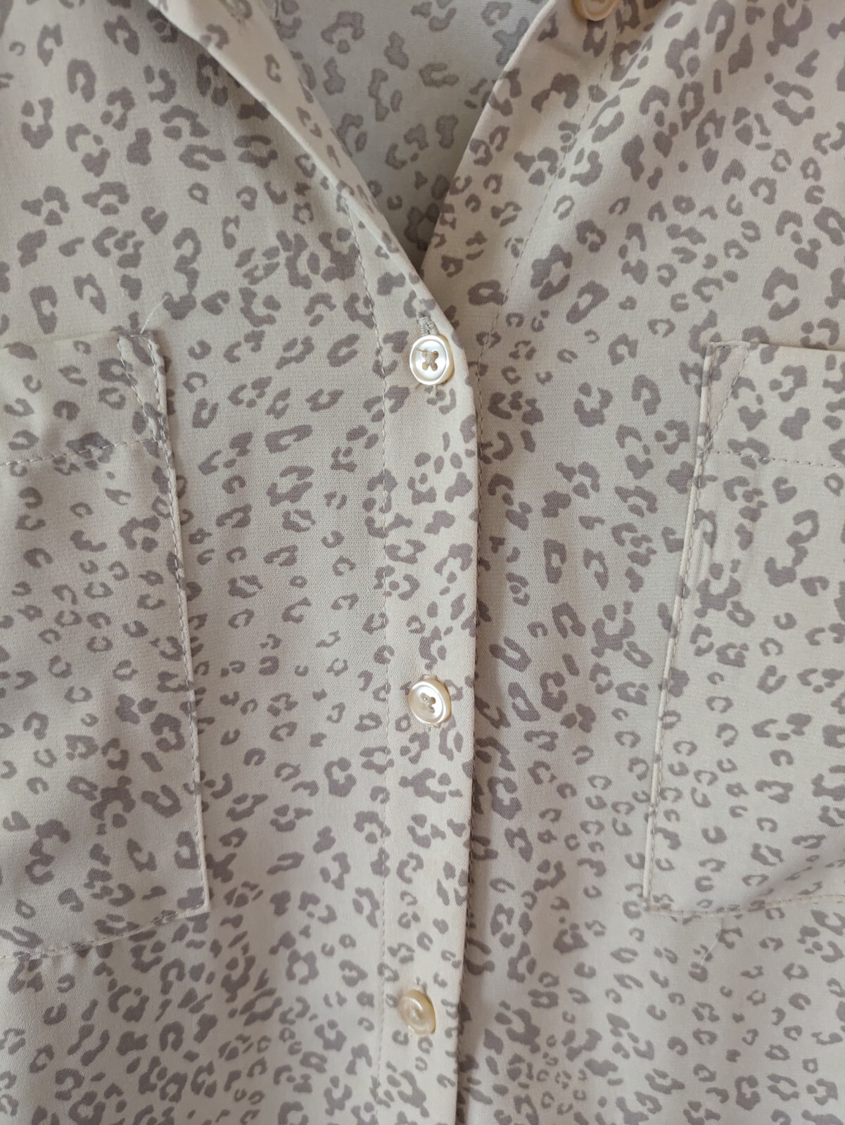 Olive and Oak Women's XL Ivory Cream Cheetah Print Roll Tab Button Blouse