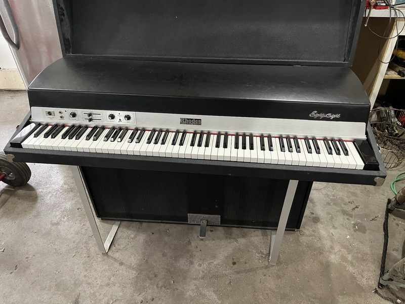 Rhodes Suitcase/Eighty Eight (88) Key Electric Piano Built-In Amp/Speakers Pedal