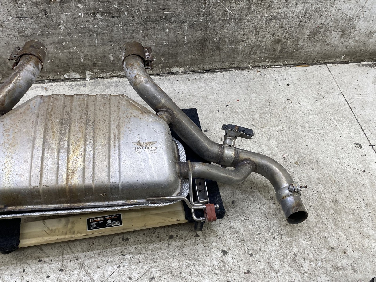 2020-2025 ASTON MARTIN DBX 4.0L V8 REAR EXHAUST MUFFLER TAIL PIPE MY83-5230-AB