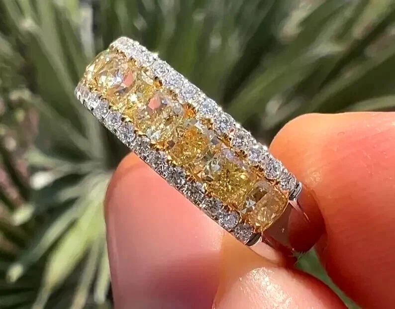 Anillo banda de eternidad de diamantes creado en laboratorio corte cojín de 5,00 quilates enchapado en oro blanco de 14 k Foto 2 de 4