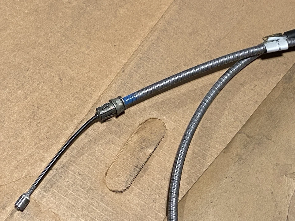 Cable de freno de estacionamiento trasero derecho Ford E7TZ-2A635-F -- 1980-1989 F250 F350 -- NUEVO DE STOCK Foto 3 de 4