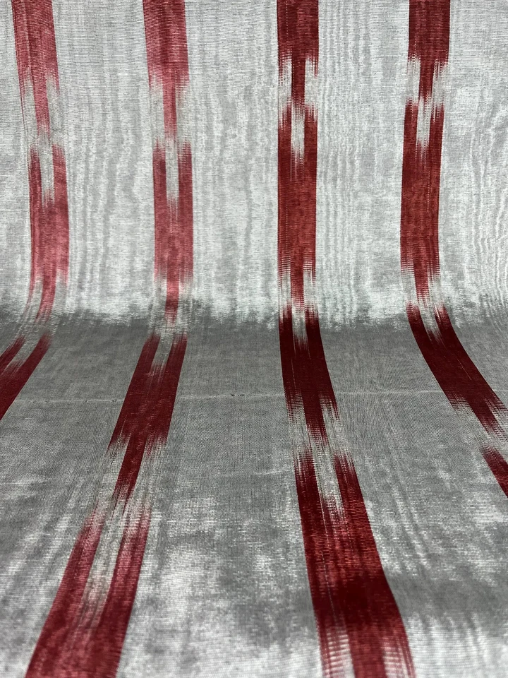 Lujosa tela moire de seda plateada con patrón Ikat rojo, por 2 metros. Foto 2 de 4
