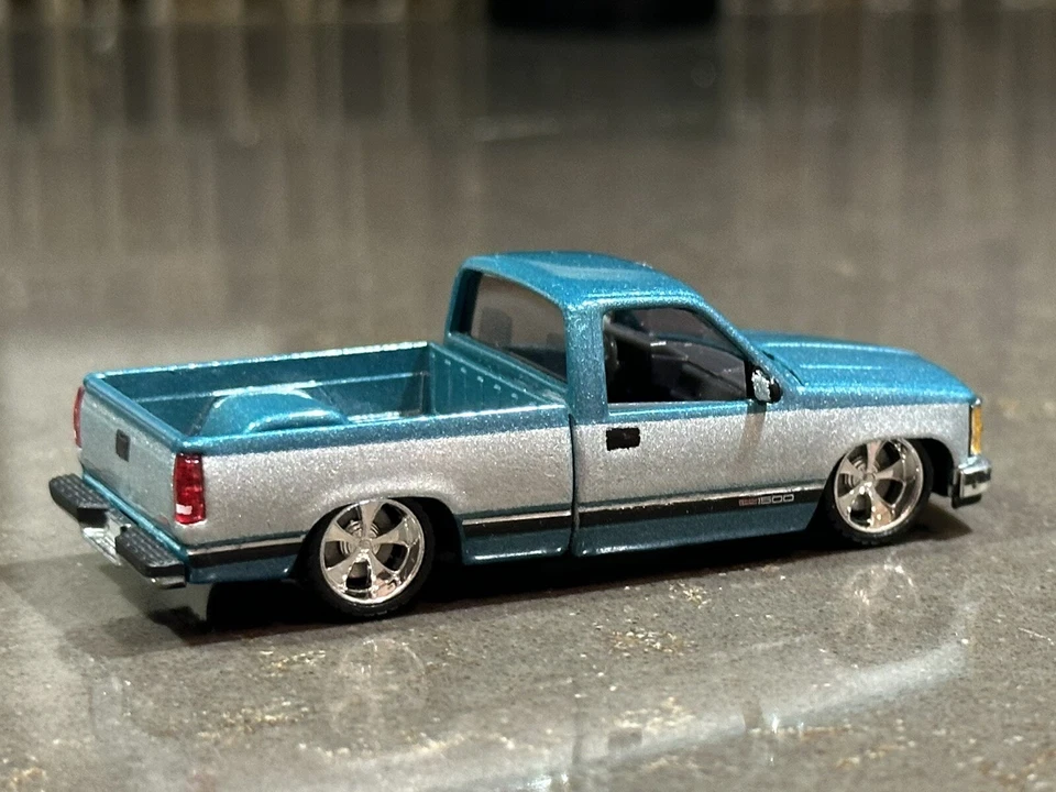 M2 Machines 1989 GMC Sierra 1500 LT4 Custom Lowered Teal x Silver TWO-TONE 1:64 - Image 3 of 4