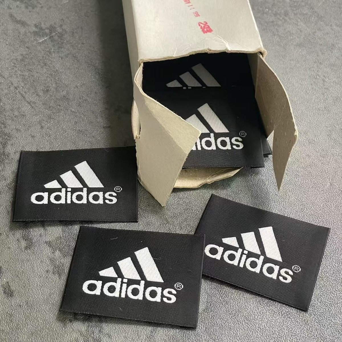 90s　old adidas　ロゴ刺繍　3本ライン　国旗タグ　裾ジップ アディダス 黒タグ 80-90s 刺繍ロゴ サイドライン トラック