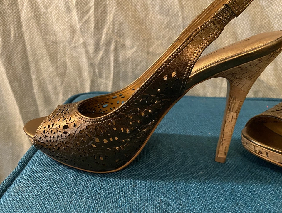 Audrey Brooke Floral Eyelet Bronze Pumps Peep Toe Size 8.5 - Image 4 of 4