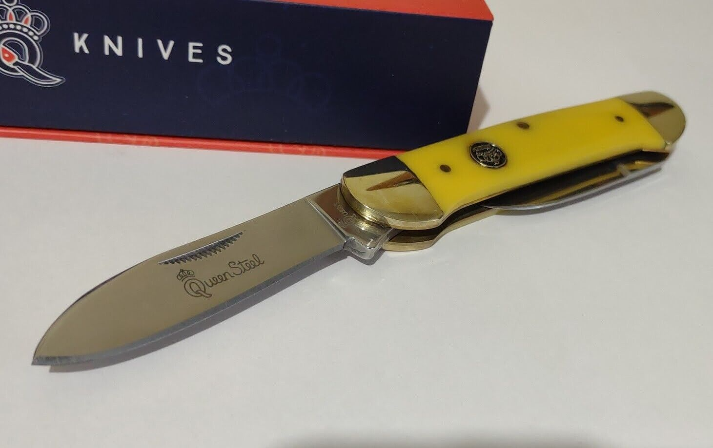 VINTAGE YELLOW QUEEN POCKET KNIVES HUNTING POCKET KNIFE W/ DISPLAY CASE