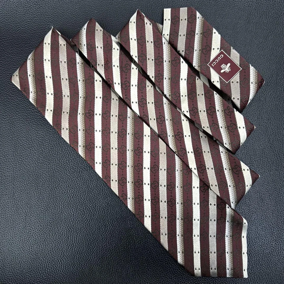 Cravatta Gucci nuova mai usata a righe rosso argento 100% seta Made in Italy - Immagine 2 di 4