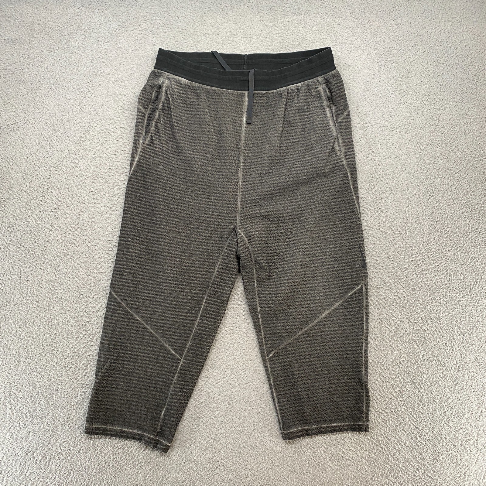 Nike Yoga Pants Mens Medium Cropped Dri-Fit Gray Textured 3/4 Length-image