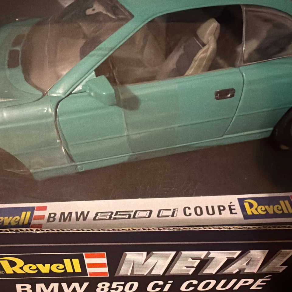 REVELL BMW 850 Ci Coupe 1/18 #08923 Beautiful Color - Image 4 of 4