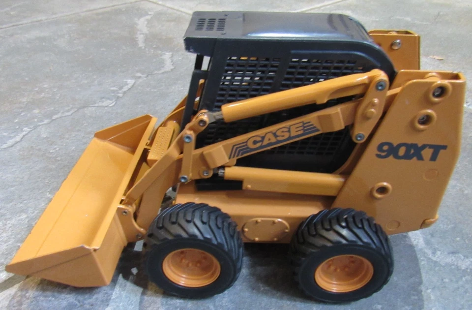 Toy Ertl Case 90XT Diecast Skid Steer Loader 1/16 Scale - Image 2 of 4