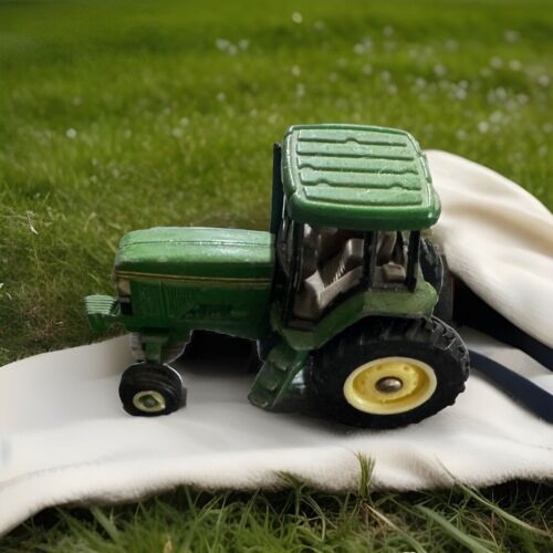 John Deere 1/64 Tractor - Green/Yellow (6990) 2734U - Picture 3 of 5