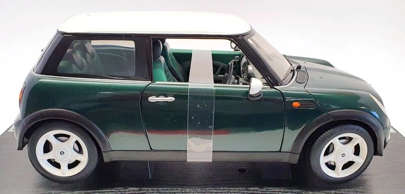 Revell 1/12 Scale Model Car 08452 - Mini Cooper - Green/White Roof - Image 3 of 4