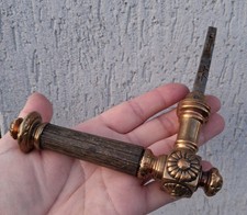 Ancienne poignee de porte en bronze ou laiton,  longueur 13,7 cm