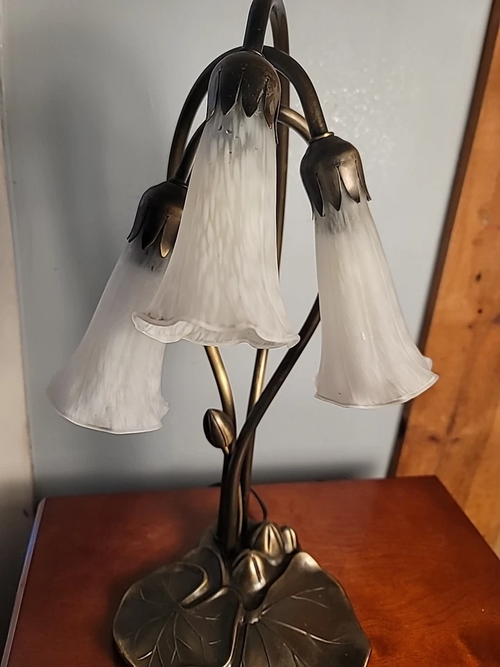 Tiffany Style Pond 3 Lily White Accent Table Lamp MCM Inspired 16” Tall - Image 4 of 4