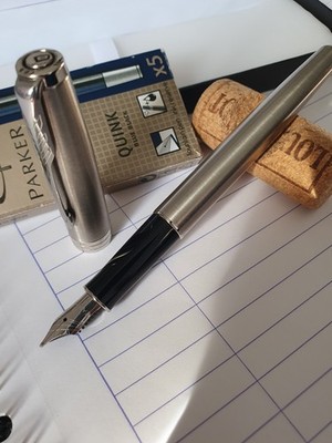 Parker Sonett Füllfederhalter mit Edelstahl Stummelfeder, verpackt mit Tinte