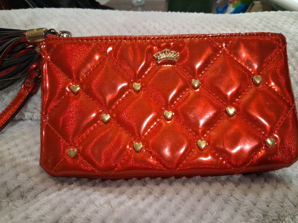 Muñequera acolchada roja Juicy Couture con corazones dorados dos bolsillos expandibles con cremallera Foto 2 de 4