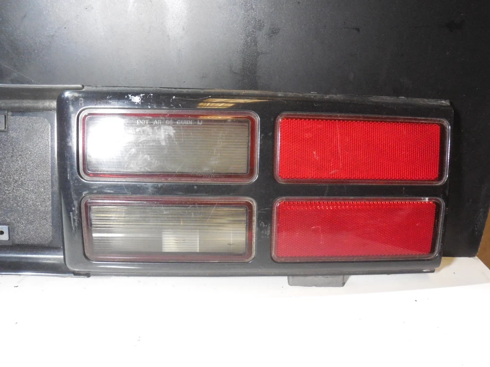 Conjunto de panel de luz central trasera 16508740 1988-1990 Chevrolet Cavalier Foto 2 de 4