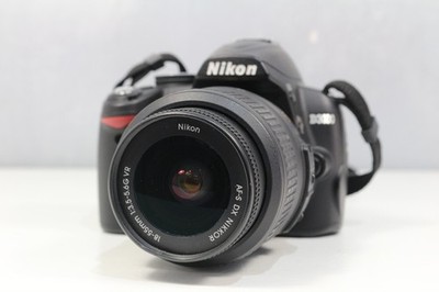 Nikon D300 12.3MP SLR-Digitalkamera (mit 18-55mm Objektiv) - Schwarz
