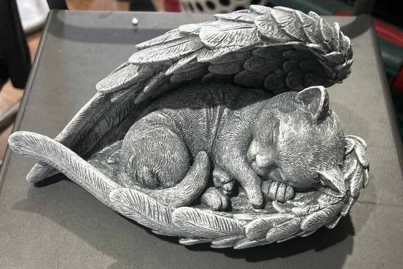 Pet Cat Memorial Sleeping Kitten Statue Angel Wings Grave Marker Keepsake