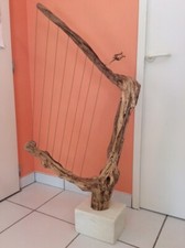 Sculpture- bois de cognassier - thème instrument de musique: Harpe. Ancrée dans 