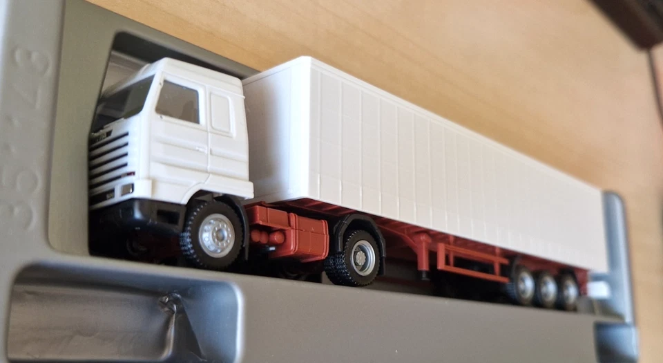 Herpa 142878 SCANIA 143M 500 Streamline autoarticolato neutro bianco 1:87 - Immagine 2 di 3