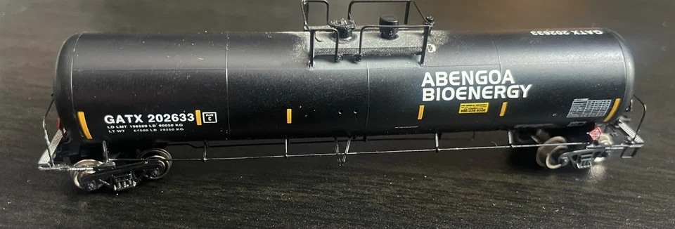 Athearn N Scale 30,000-Gallon Ethanol Tank Car GATX 202633 - Image 2 of 4