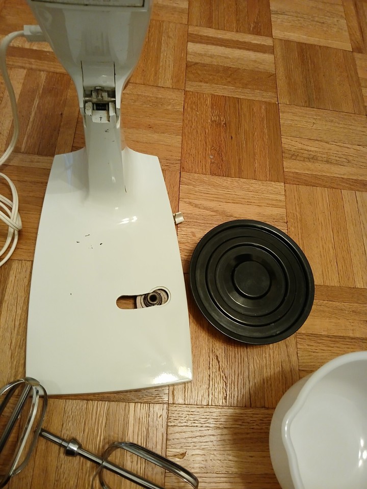 Vintage Sunbeam Mixmaster Stand Mixer MMAA Bowl Beaters Glass Bowls 12