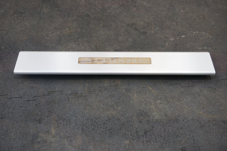 Borde de placa de desgaste de umbral de puerta de pasajero delantero derecho OEM 36A853374B Bentley Bentayga Foto 2 de 4