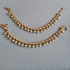 Indyjskie pakistańskie wypłaty (kostki) ze złotymi przezroczystymi kamieniami krem polkis delikatny 