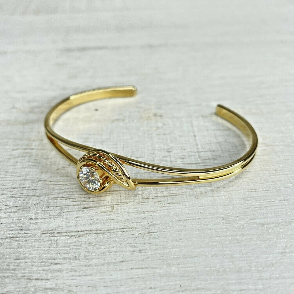 Gold-Tone White Rhinestone Accent Cuff Bracelet Foto 3 de 4