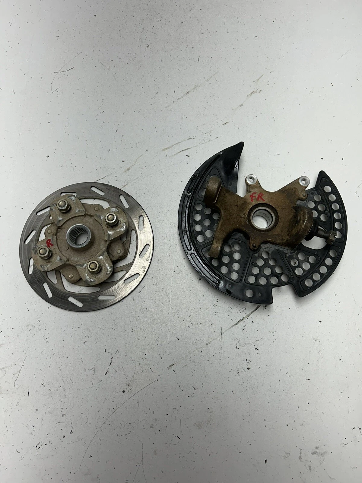 2008 08 Yamaha Grizzly 700 4x4 YFM700 OEM GOOD Front Left Spindle Hub Guard Lug