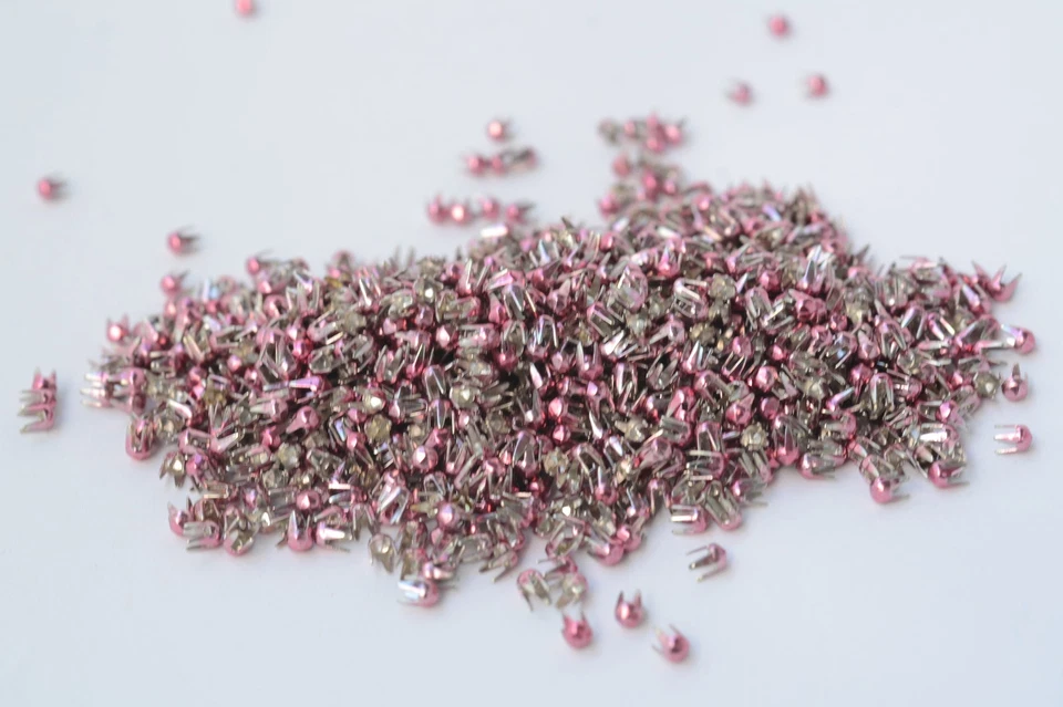 500x pink Ziernieten Nieten Krallennieten, Ø2.4 mm, diamantschnitt - runde Form - Bild 1 von 4