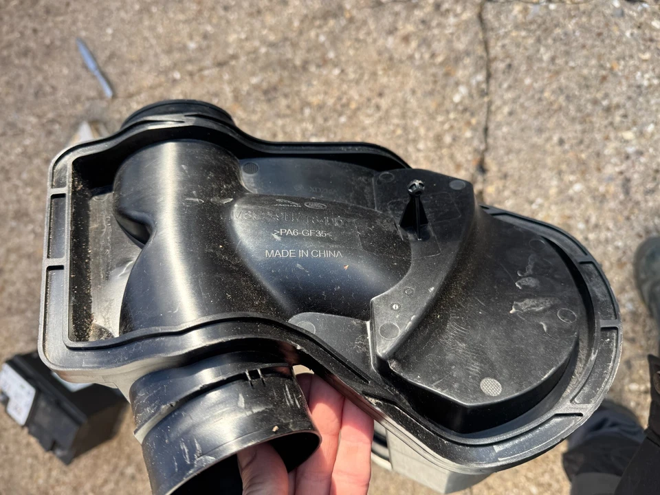 Land Rover Range Rover Sport L461 2023 Diesel air intake hose pipe M8E29H718DD - Image 2 of 4