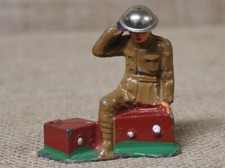Barclay Dime Store Toy Soldier 1347: Wireless Operator B147 no antenna
