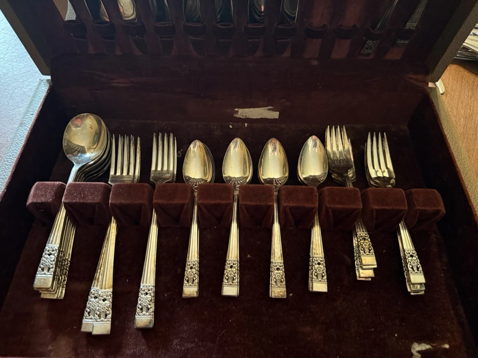 Oneida Community Coronation 1936 Silverplate Flatware Set 48 Pc Vintage W/Chest - Image 4 of 4