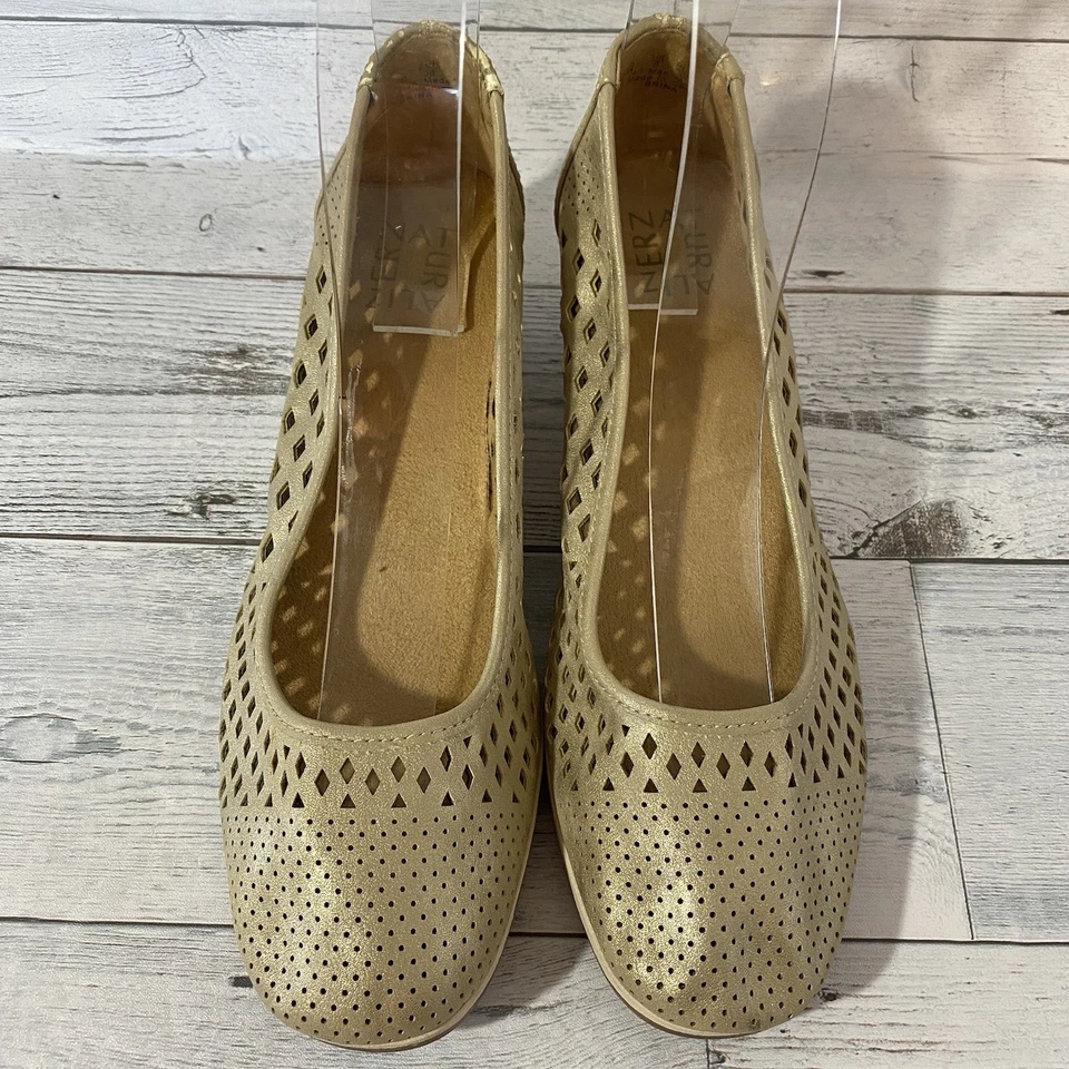 Cuñas Naturalizer Mujer 8 M Dorado Brina Metálico Corte Láser Perforado Informal Foto 3 de 4