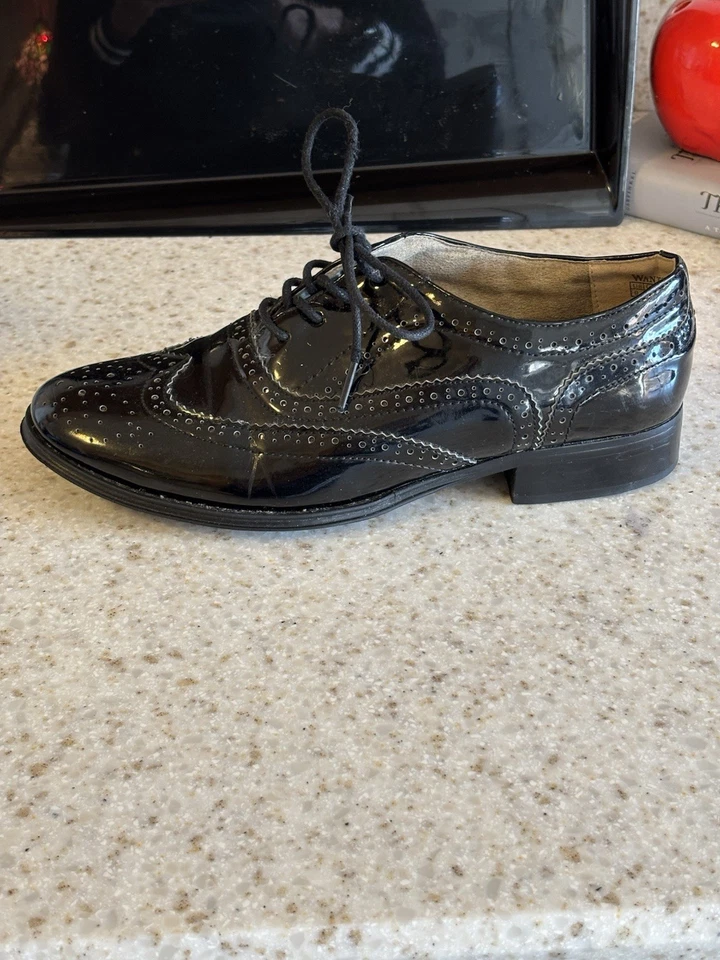 Oxford con punta de ala de cuero negro patente para mujer talla US 9 Foto 4 de 4