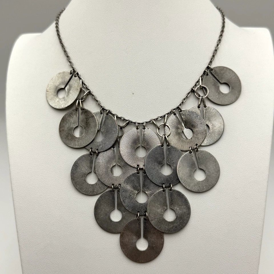 Collar Anthropologie Martha Berry Disco en Cascada Firmado BERRY Tono Plata 18" Foto 4 de 4