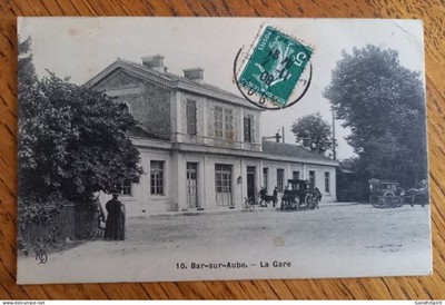 Bar sur Aube - La Gare - Hitch - Stagecoach and their car