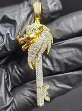 Colgante Llave León Personalizado Acabado Oro Amarillo 14K Corte Redondo Diamante Simulado
