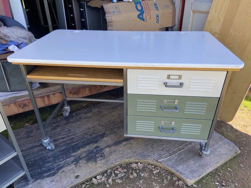 Juego de escritorio vintage Pottery Barn para adolescentes Foto 2 de 4