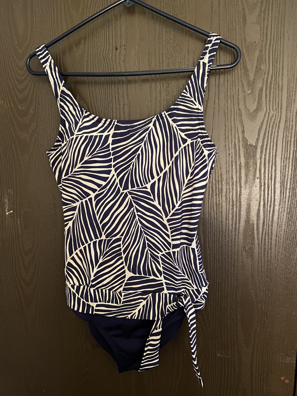 Jag New Women's 1 Piece Swimsuit Built in Bra Leaves Black & White Size