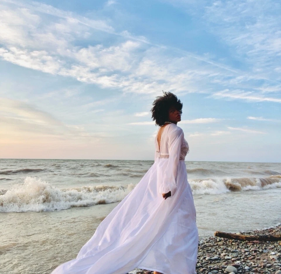 Vestido de noiva de chiffon branco feito sob medida com trem tamanho médio  - Imagem 2 de 4