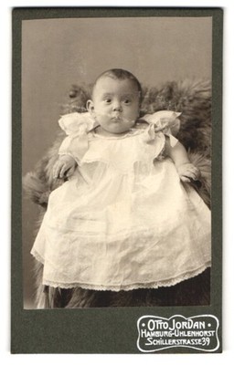 Fotografie Otto Jordan, Hamburg-Uhlenhorst, Schillerstr. 39, Süßes Baby im weiß 